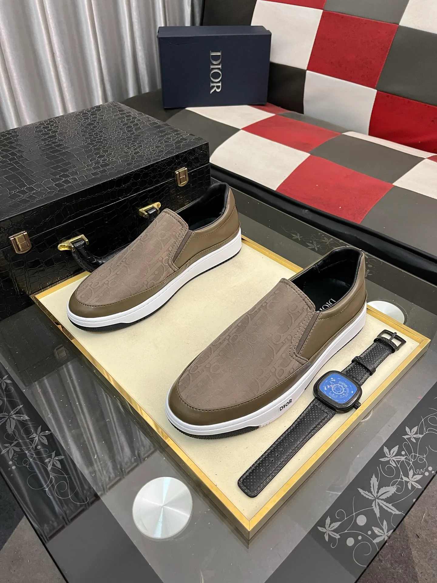 Men's men's shoes 💰420⌚️⌚️Dior unique modern style sneakers. Counter purchasing 🏃casual leather shoes😍😍 original cowhide leather imported from Italy (refuses to discolor and grind feet) soles: original soles specially provided by the original factory, super cool😍 lace up and walk with wind👍 style design ⚠️ super comfortable and wear-resistant original soles. Code number: 38-444️⃣Colors available